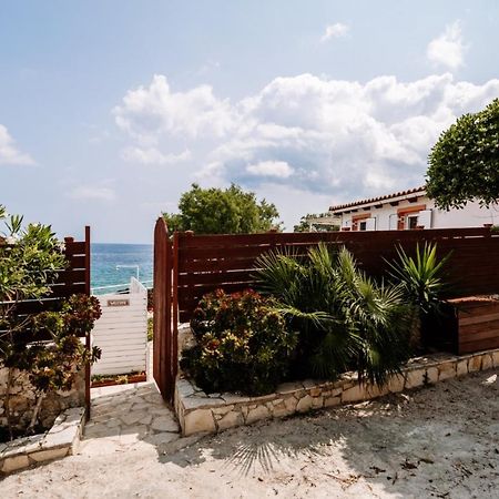 Floreika Studio By The Sea Skinaria Exterior photo