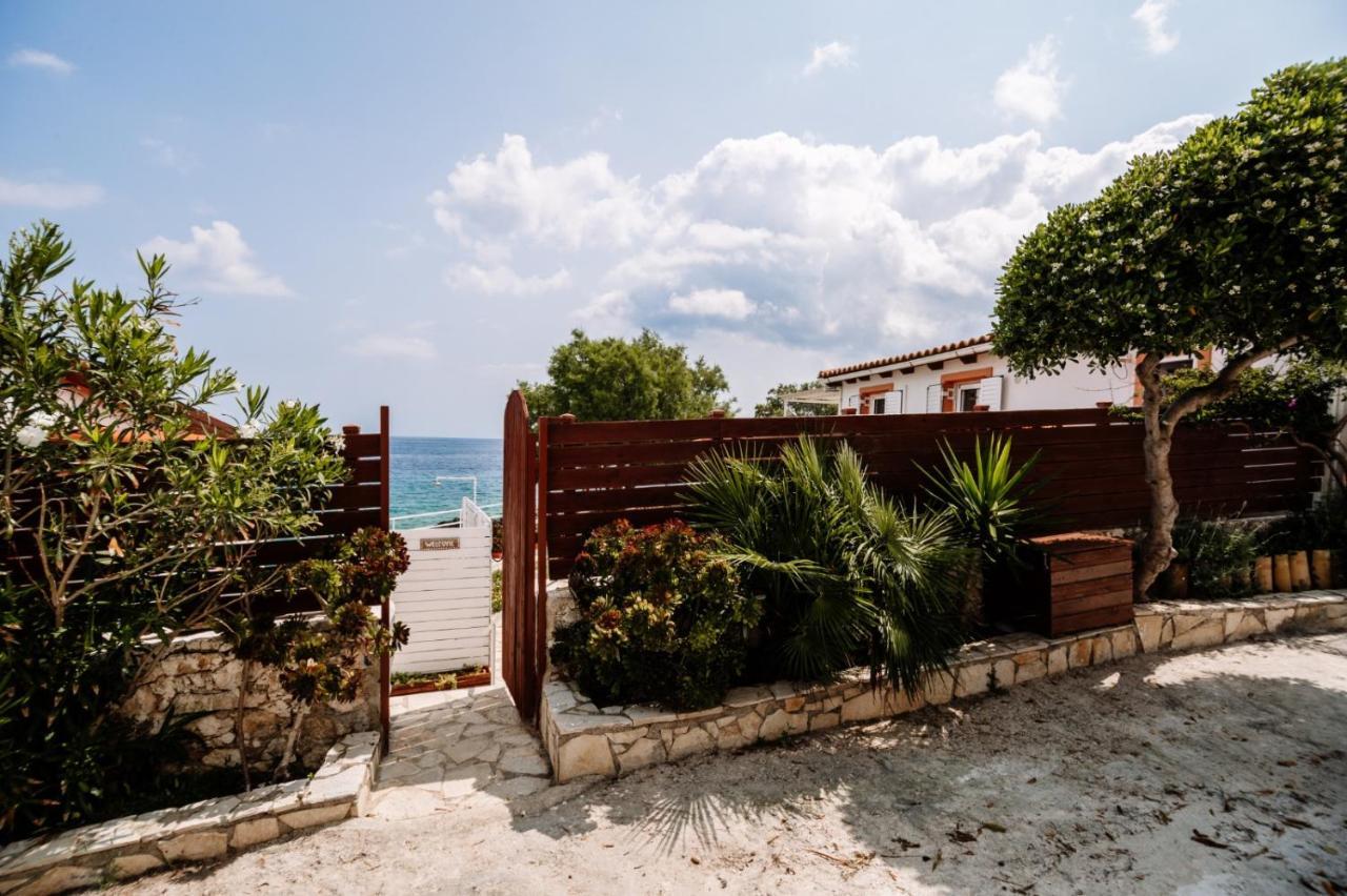 Floreika Studio By The Sea Skinaria Exterior photo